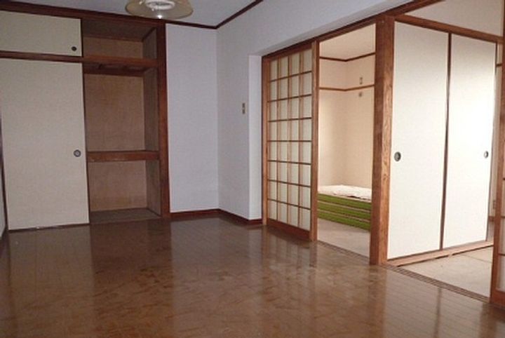 エスぺランクレール長門石105号の居間