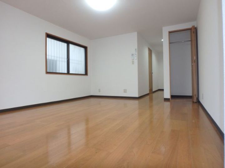 IT(アイティ)本町102号の居間