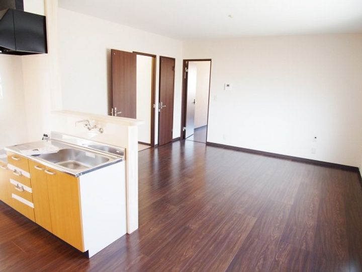 サンライズ通東町501号の居間