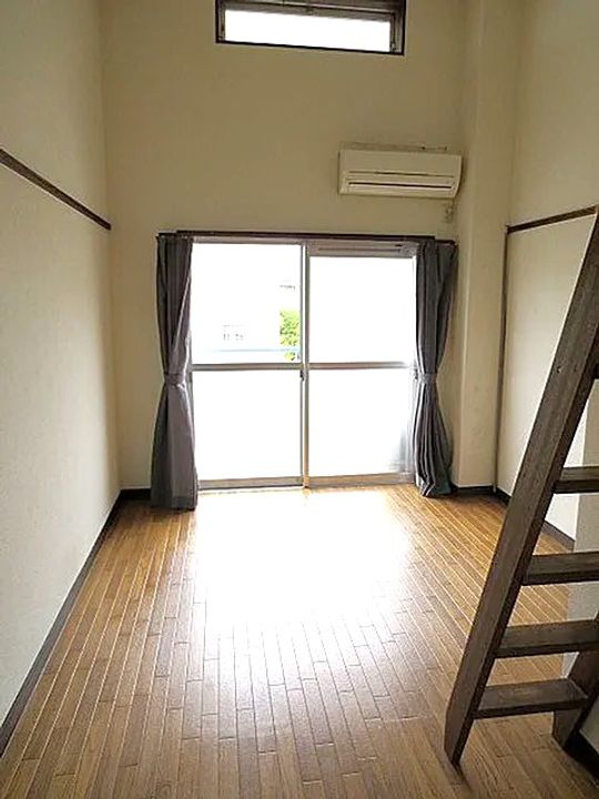 アトリウム津福本町101号の居間