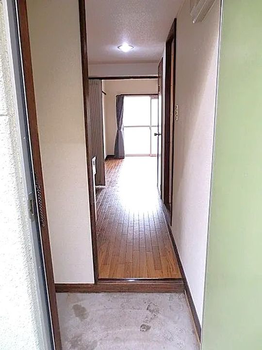 アトリウム津福本町211号の玄関