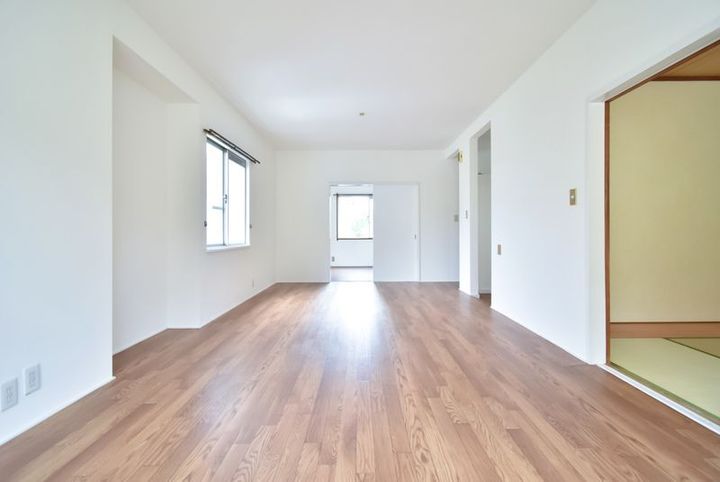 長門石ビレッジ207号の居間