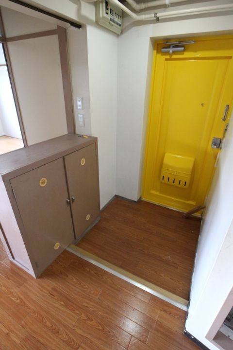 グレースタカツキ1-105号の玄関