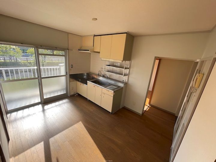 鹿児島県姶良市加治木町小山田の賃貸マンションの居間