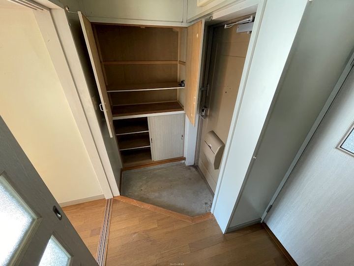 鹿児島県姶良市加治木町小山田の賃貸マンションの玄関