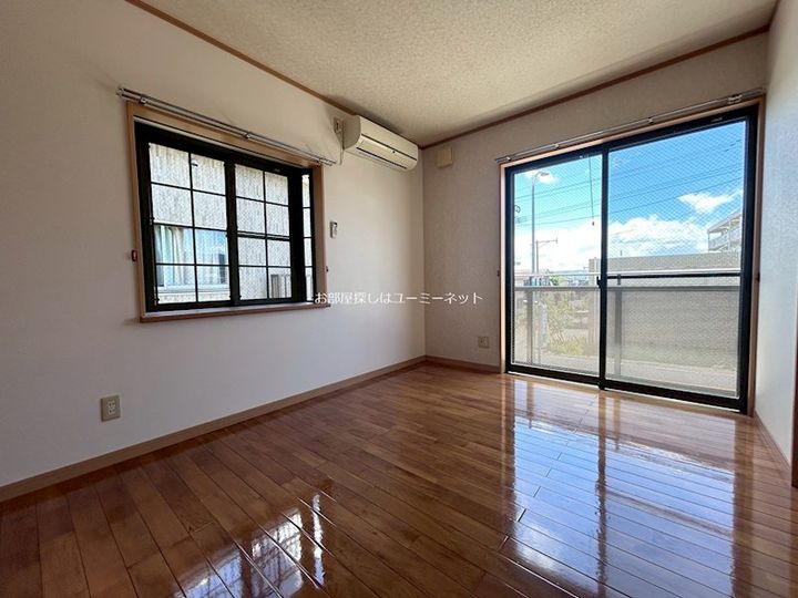 鹿児島県姶良市東餅田の賃貸アパートの居間