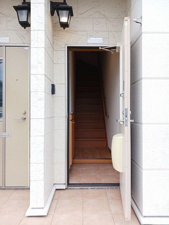 ニュー・フラワーB棟の玄関