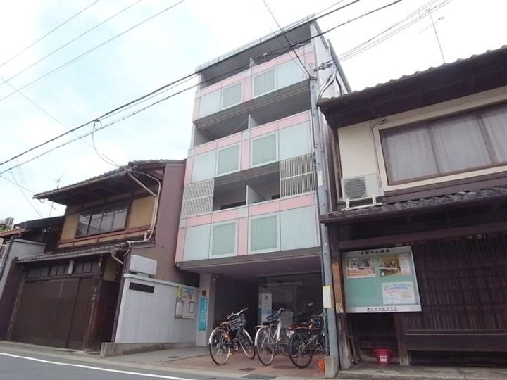 「クリスタルハイツ」201の外観