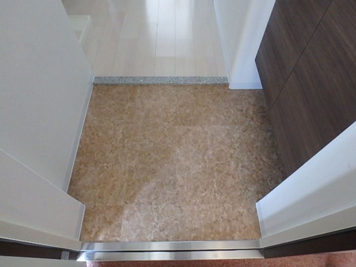 Luxe新大阪EASTⅡの玄関