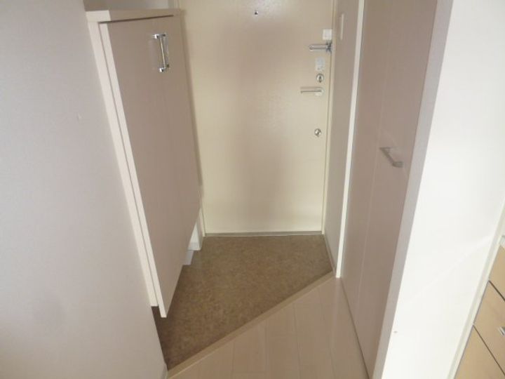 セレニテ新大阪弐番館の玄関