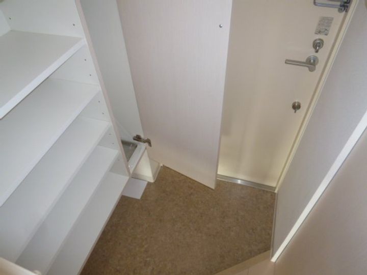 セレニテ新大阪弐番館の玄関