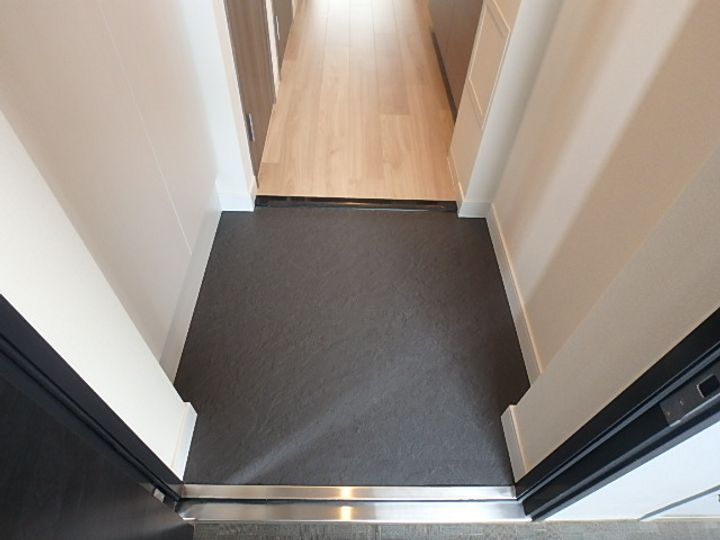 プレサンス新大阪ザ・デイズ1204の玄関