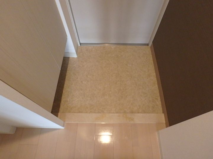 SERENiTE江坂四番館の玄関