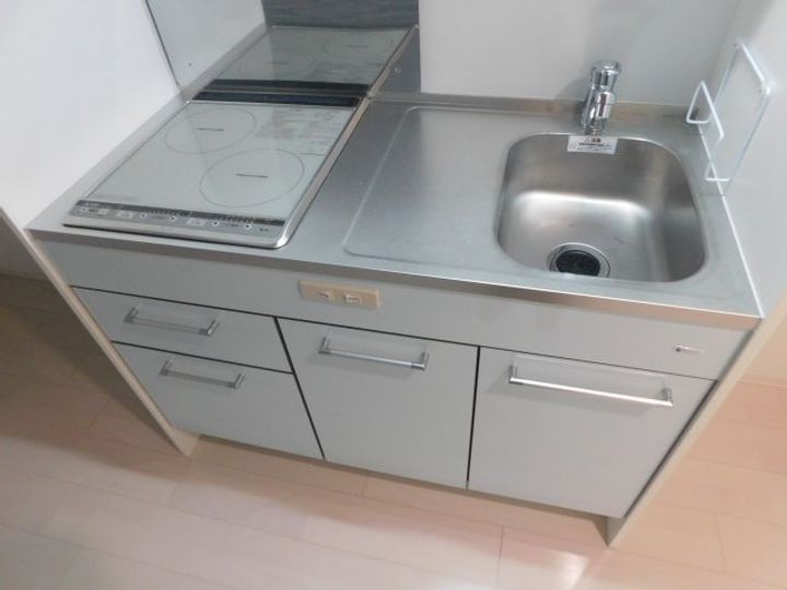 セレニテ新大阪カルムのキッチン