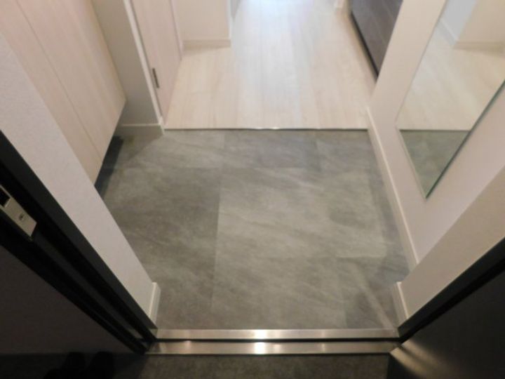 コンフォリア・リヴ新大阪WESTの玄関