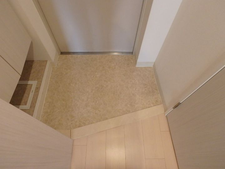 SERENiTE江坂四番館の玄関