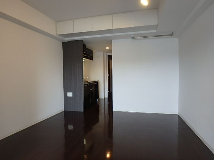 SERENiTE江坂四番館の居間