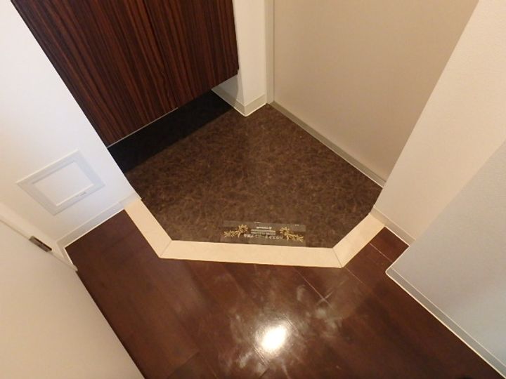 SERENiTE江坂四番館の玄関