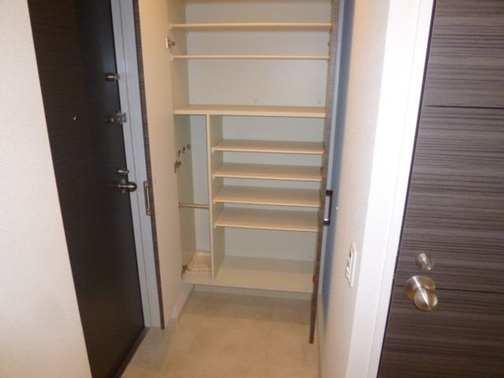 クリスタルグランツ新大阪の玄関