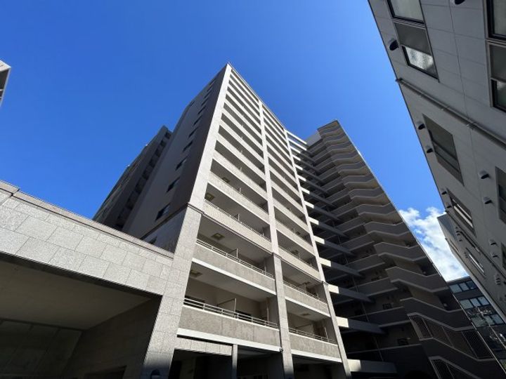 レフィーナカルム江坂の外観