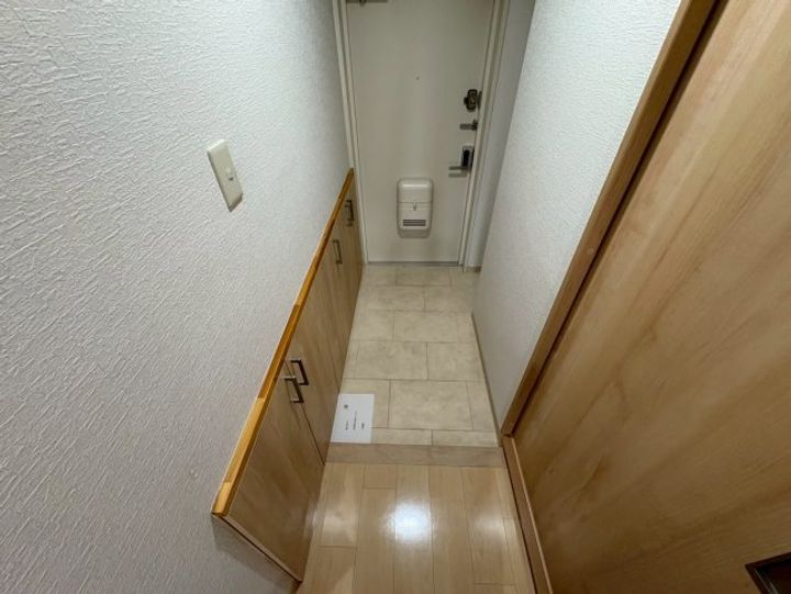 新大阪グランドハイツ 1号棟の玄関