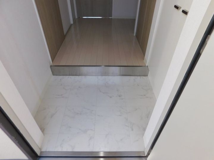 小西マンションの玄関