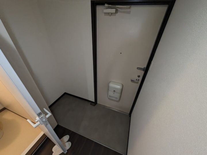 リバーサイド仁和寺102の玄関