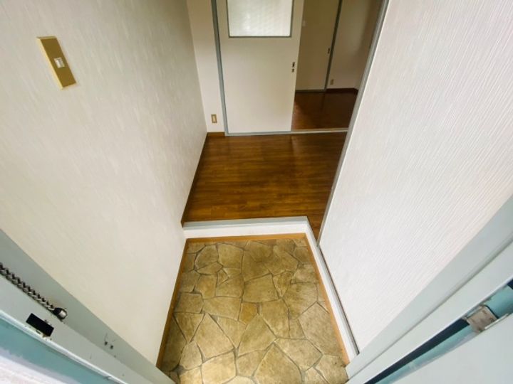 秀和第一ハイツ106の玄関