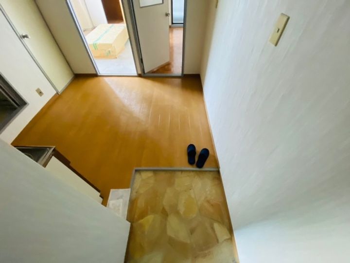 秀和第二ハイツの玄関