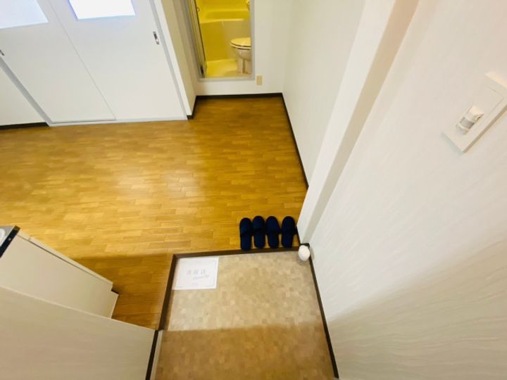 秀和第二ハイツの玄関