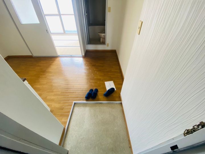 秀和第二ハイツの玄関