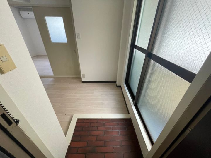 栄町ハイツの玄関