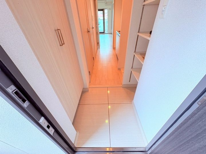 LUXENA KADOMA601の玄関
