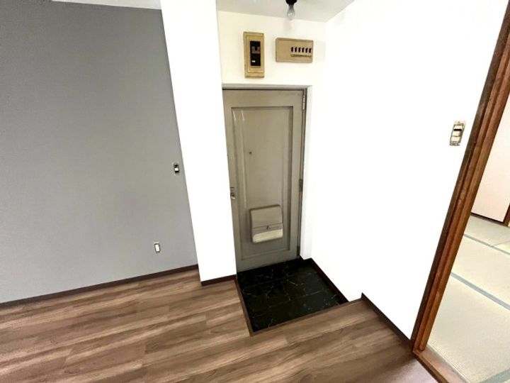 フリーディオ御堂の玄関