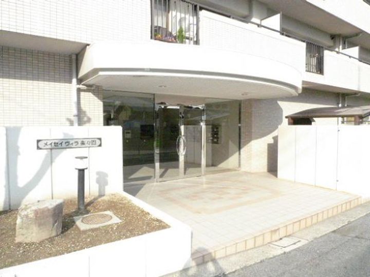 ソフィアコート楽々園303の玄関