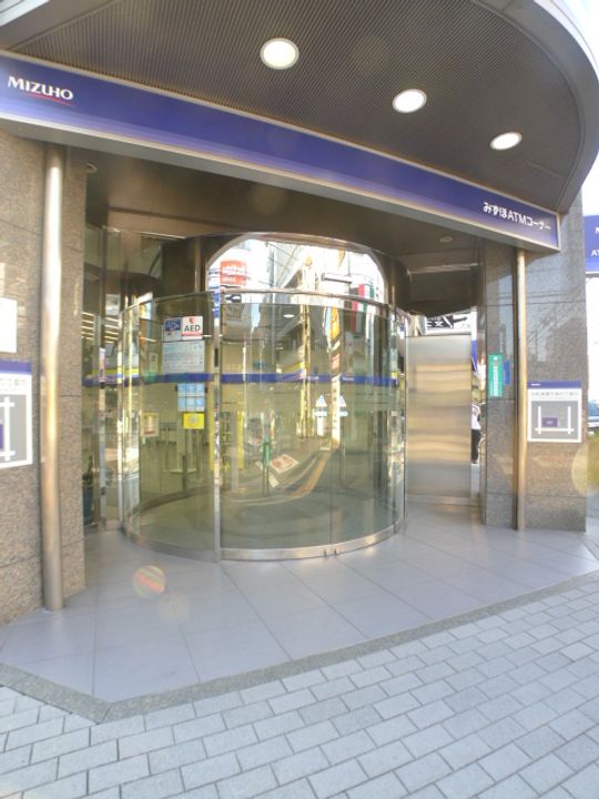 埼玉県越谷市瓦曽根1丁目の賃貸マンションの玄関