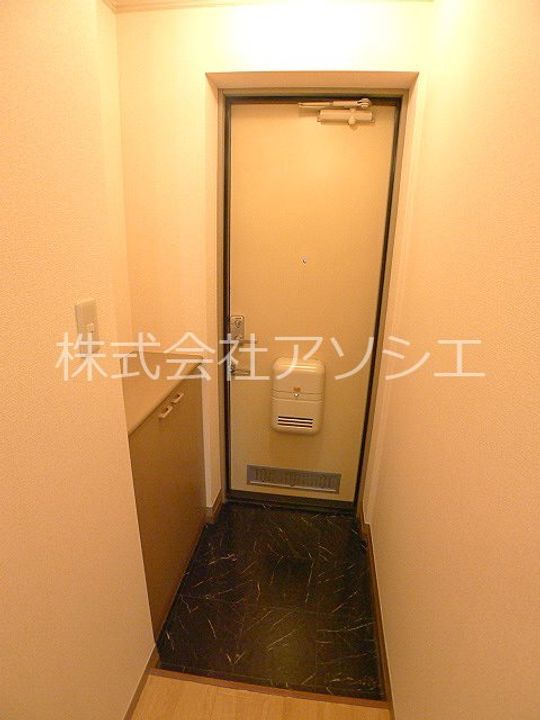 埼玉県越谷市大字大泊の賃貸アパートの玄関