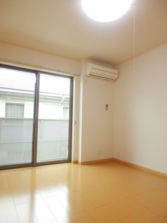 埼玉県越谷市赤山町3丁目の賃貸アパートの居間