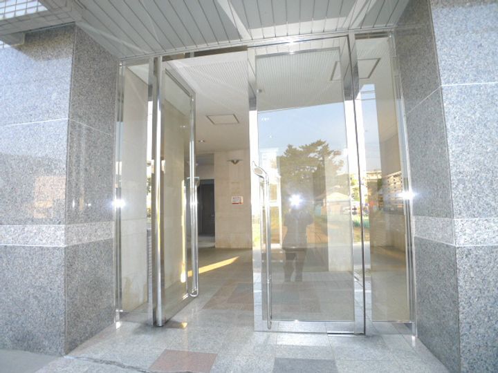 グランシャリオ千間台の玄関