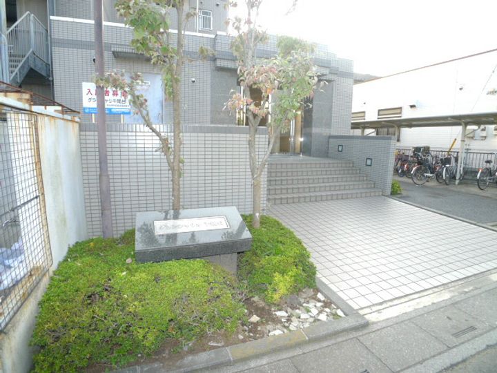 グランシャリオ千間台の玄関