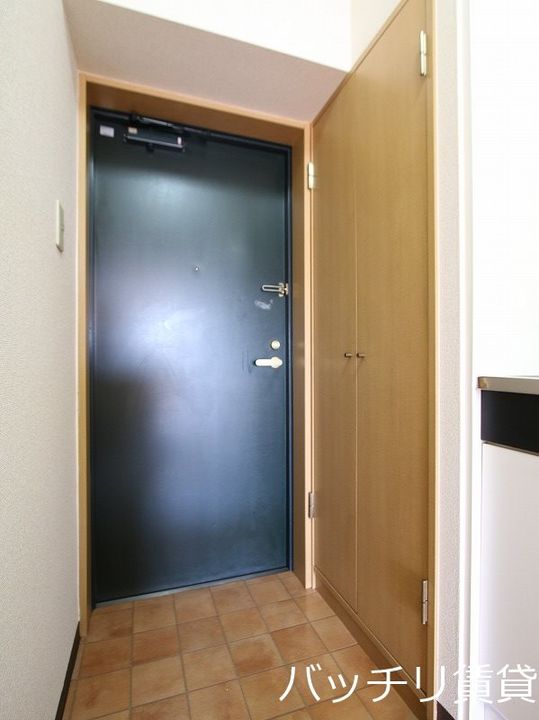 現代ハウス新栄の玄関