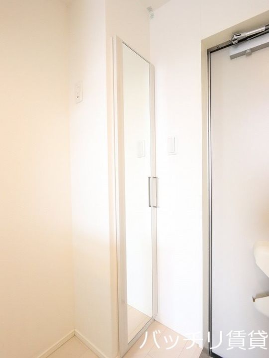 愛知県名古屋市中村区草薙町1丁目の賃貸アパートの玄関