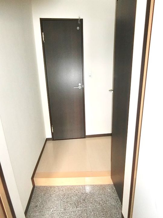 ウェストフィールド雅201の玄関