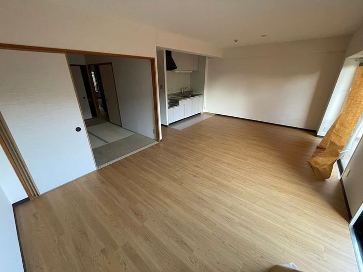 兵庫県神戸市東灘区岡本8丁目の賃貸マンションの居間