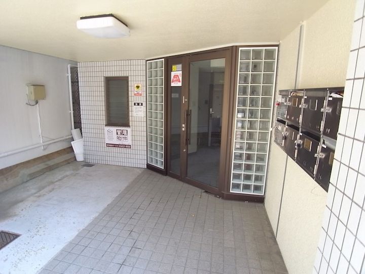 兵庫県神戸市灘区六甲町1丁目の賃貸マンションの玄関