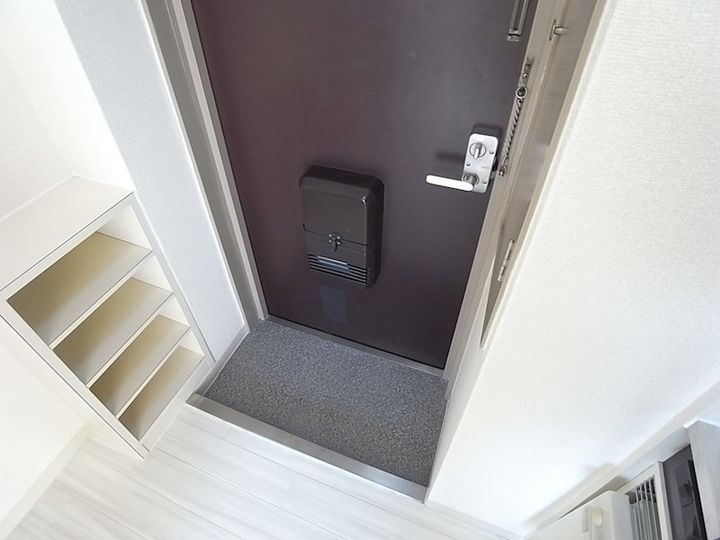 兵庫県神戸市灘区六甲町1丁目の賃貸マンションの玄関