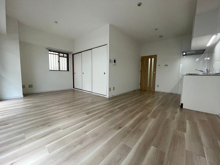 兵庫県神戸市東灘区西岡本3丁目の賃貸マンションの居間