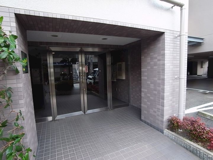 サンリッジ湊川の玄関