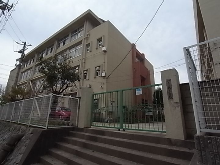 鶴甲コーポ10号館の外観
