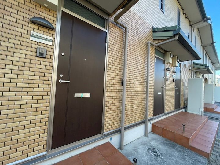 クレールベルヴィル立花 B棟の玄関